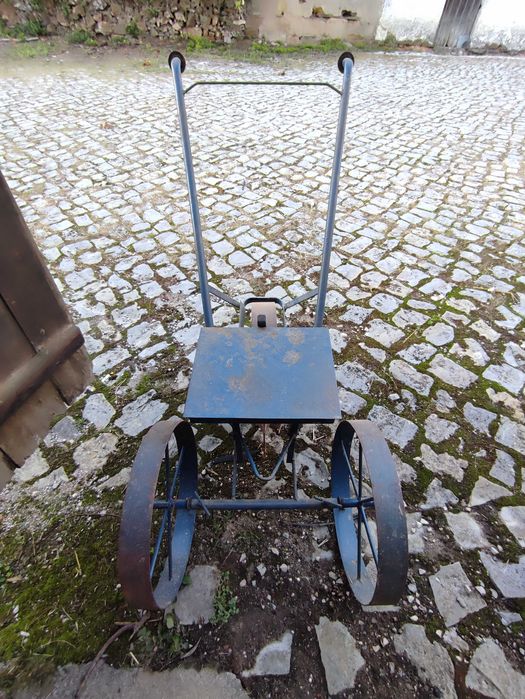Semeadora Manual de Empurrar - Ferramenta Agrícola Antiga - Sem Uso