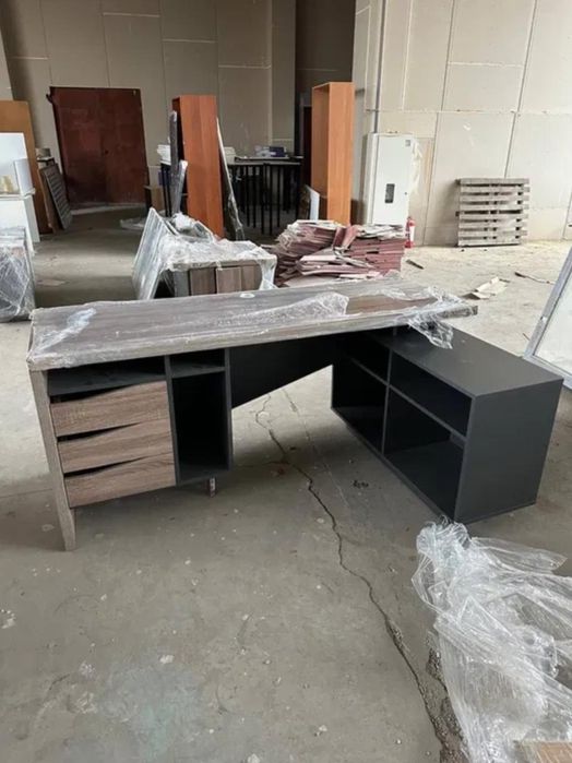 Стол менеджера и руководителя в количестве