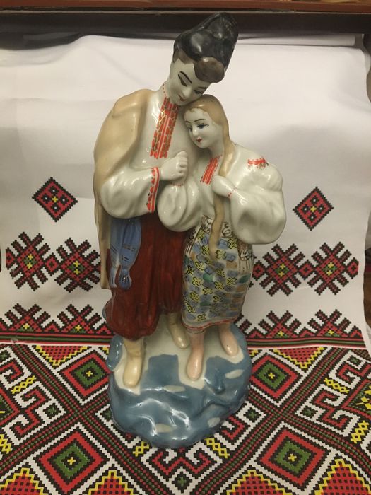Фарфоровая парная статуэтка