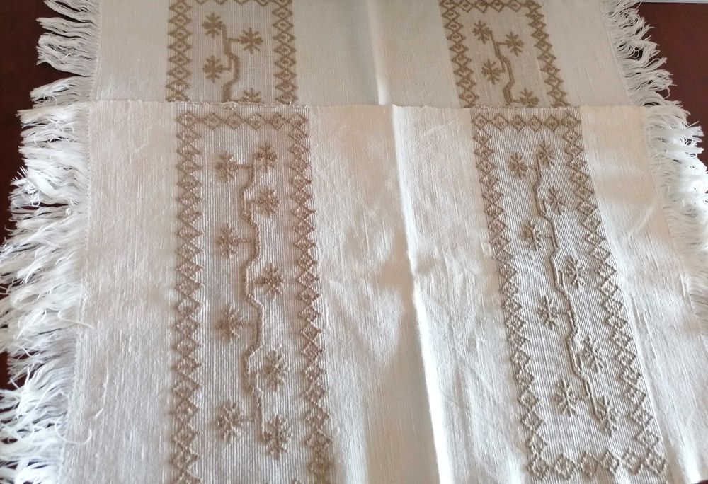 Dois individuais de linho antigos com relevos em tear