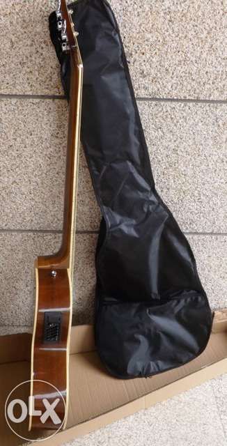 Guitarra baixo eletroacústico de cor preta ou castanha