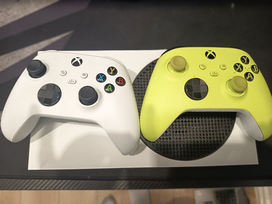 Xbox series s z 2 padami