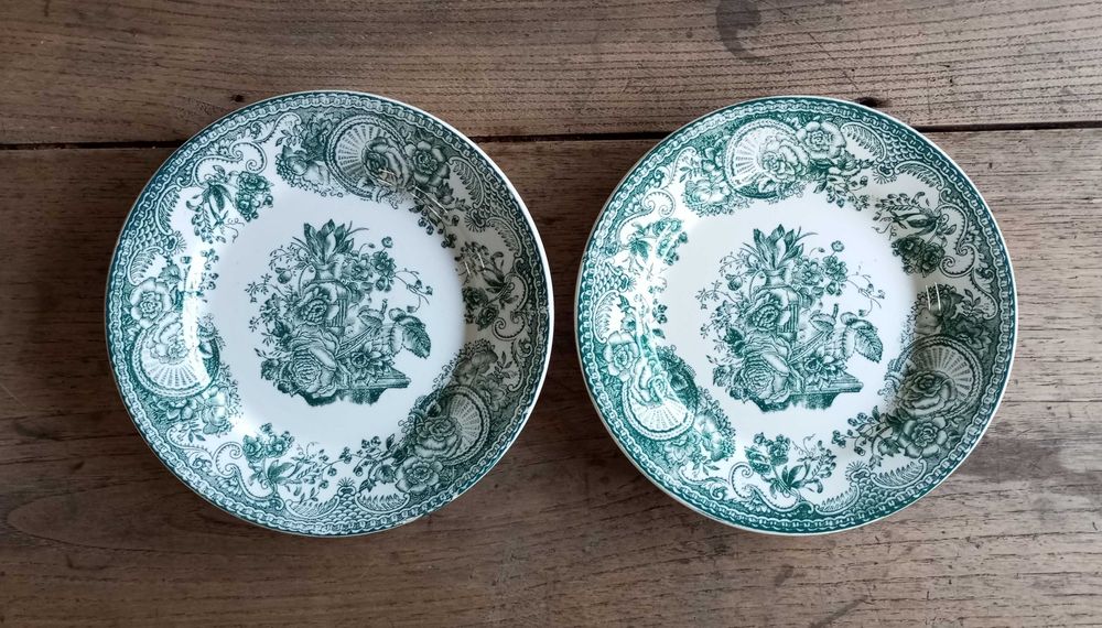 Antigos pratos em faiança Sacavém motivo Alcobaça verde