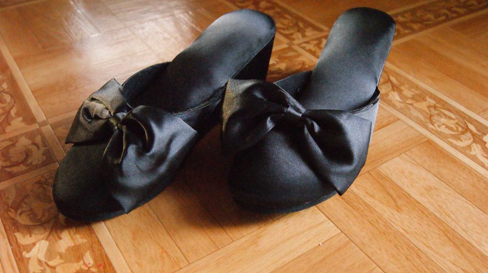 Klapki na koturnie, czarne z kokardą, rozm. 37