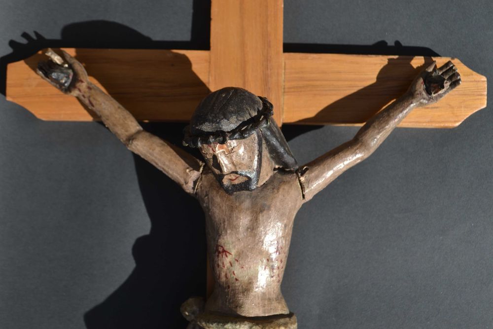 Crucifixo. Cristo em madeira.