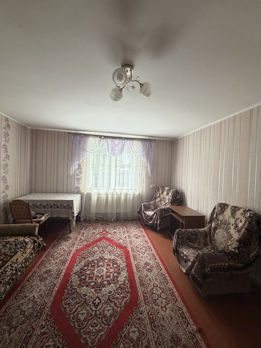 Здається  окремі 2 кімнати в будинку з проживанням власниці.