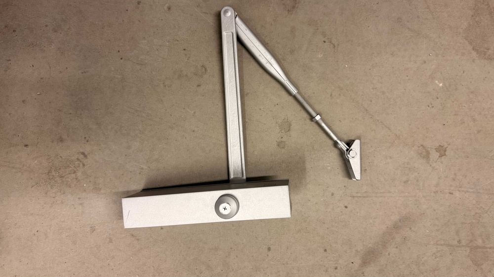 Samozamykacz drzwi srebrny