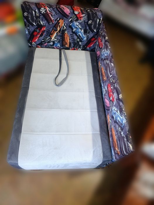 Кровать ,диванчик.