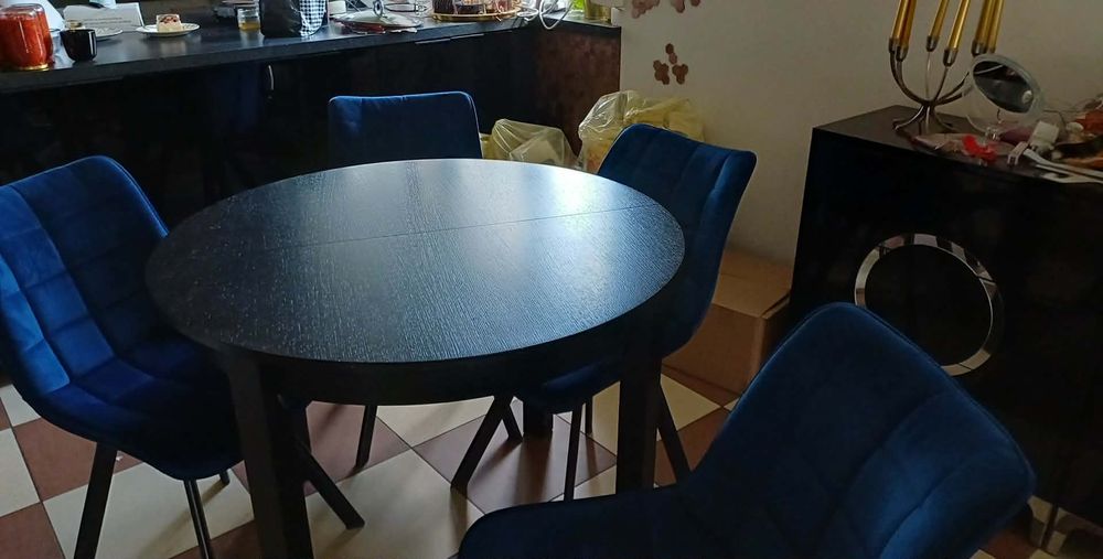 Okrągły stół rozkładany z 4 krzesłami