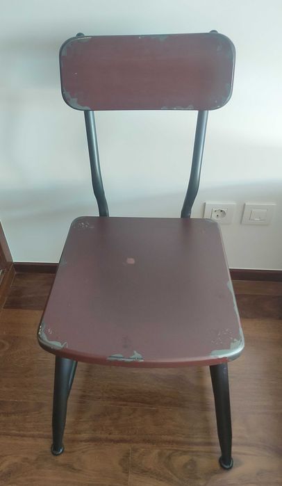 Conjunto de mesa e cadeiras estilo industrial
