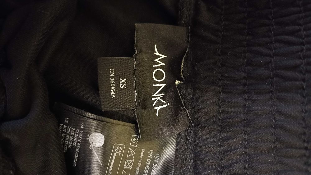 Чорна спідниця з запахом на кожен день.