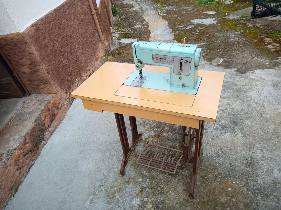 Máquina de Costura Singer