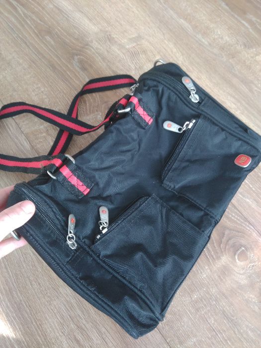 Torebka kuferek czarno-czerwona New Balance