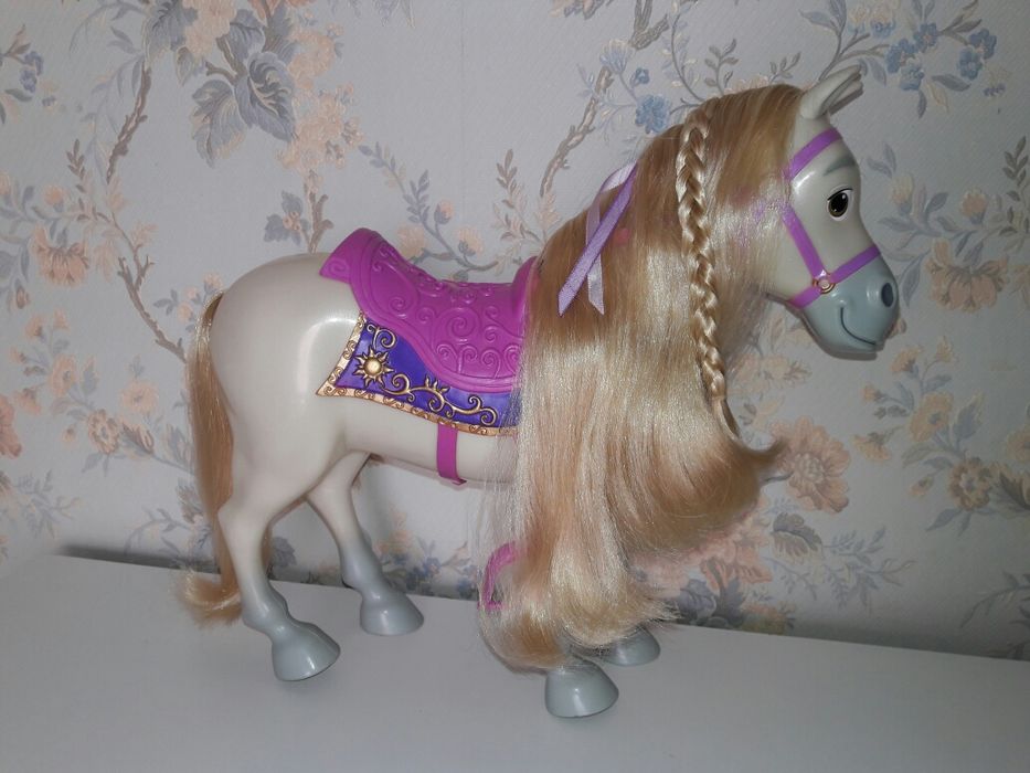 Лошадь, конь Максимус из мультфильма Рапунцель.