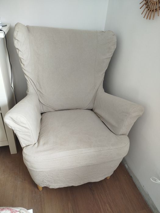 Poltrona IKEA STRANDMON bege Rio Tinto •
