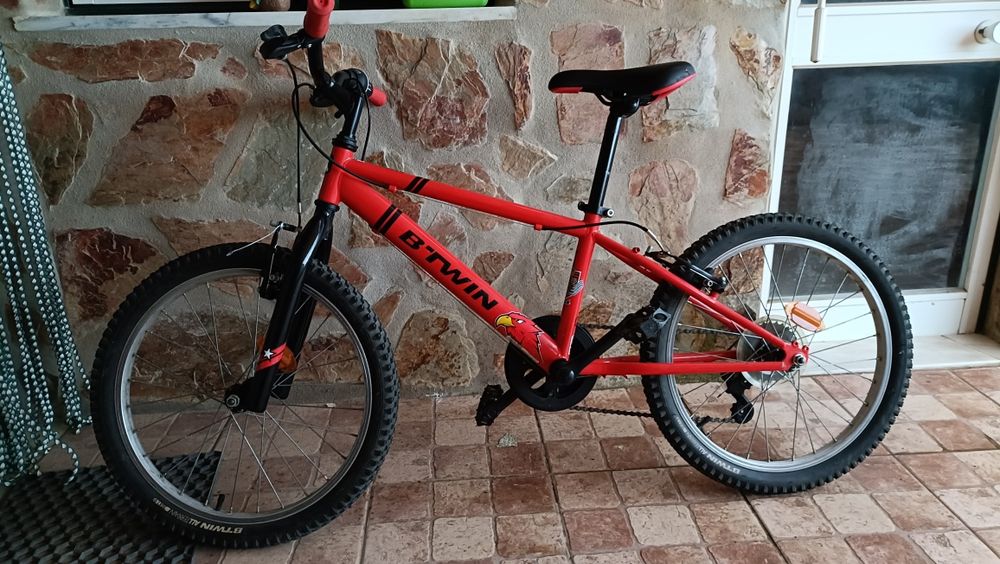 Vendo sofá cama Cadeira de secretária  Bicicleta de criança