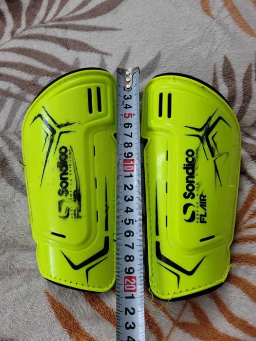 Ochraniacze na piszczele do gry w piłkę nożną