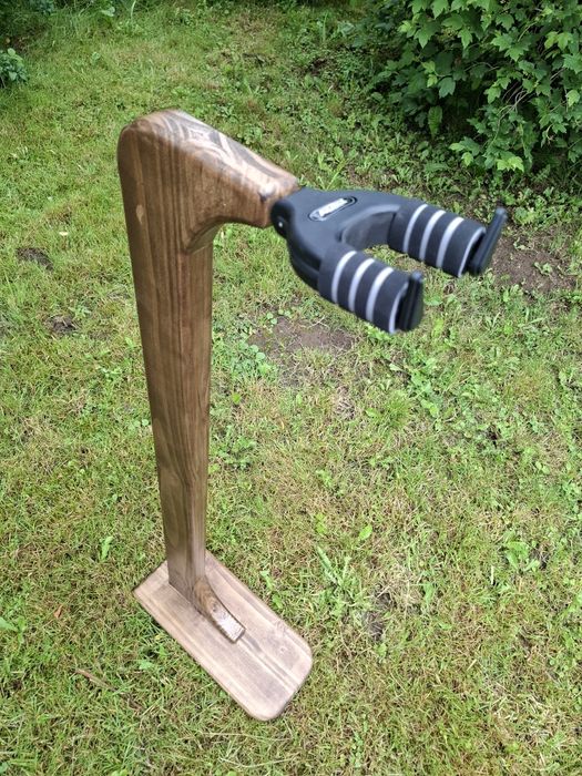 Stojak gitarowy z drewna