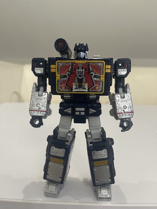 Продам Soundwave з Transformers Dramatic Capture Series + касетник Laserbeak