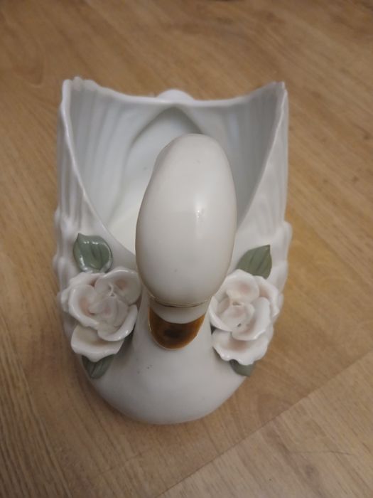 Porcelanowy łabędź  osłonka na doniczkę