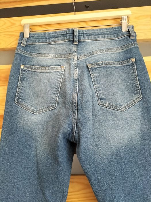 Jeansy z przetarciem marki Mohito rozmiar 38 stan bardzo dobry.