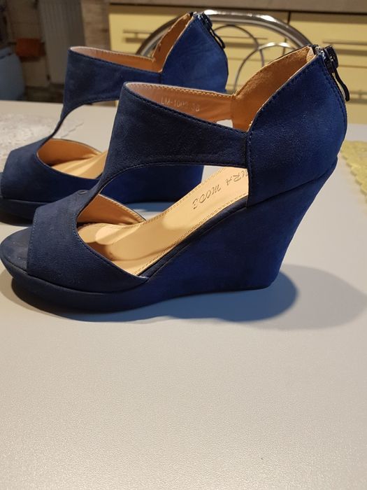 Sandały na koturnie