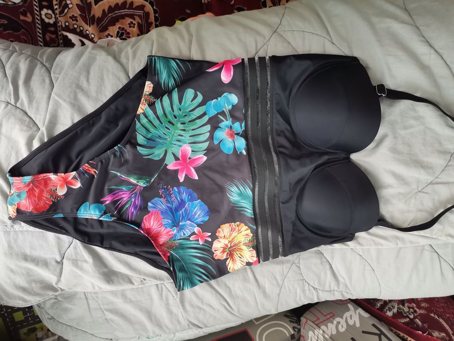 Суцільний Купальник