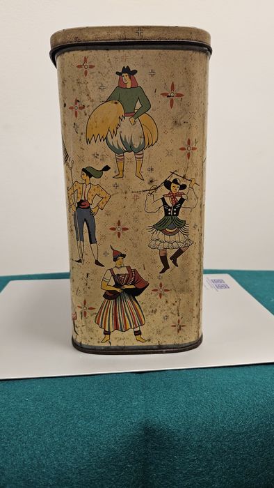 Lata Caramelos / Cromos Fábrica Águia  com motivos tradicionais