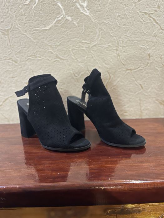 Жіночі босоніжки