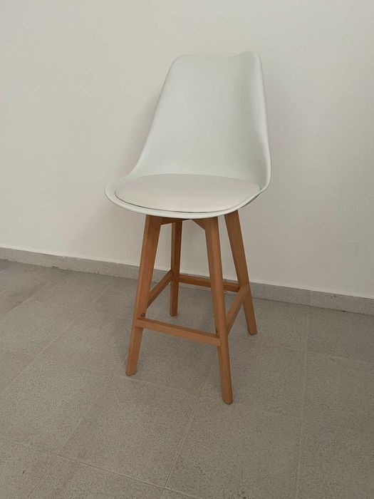 Cadeira alta branca e madeira