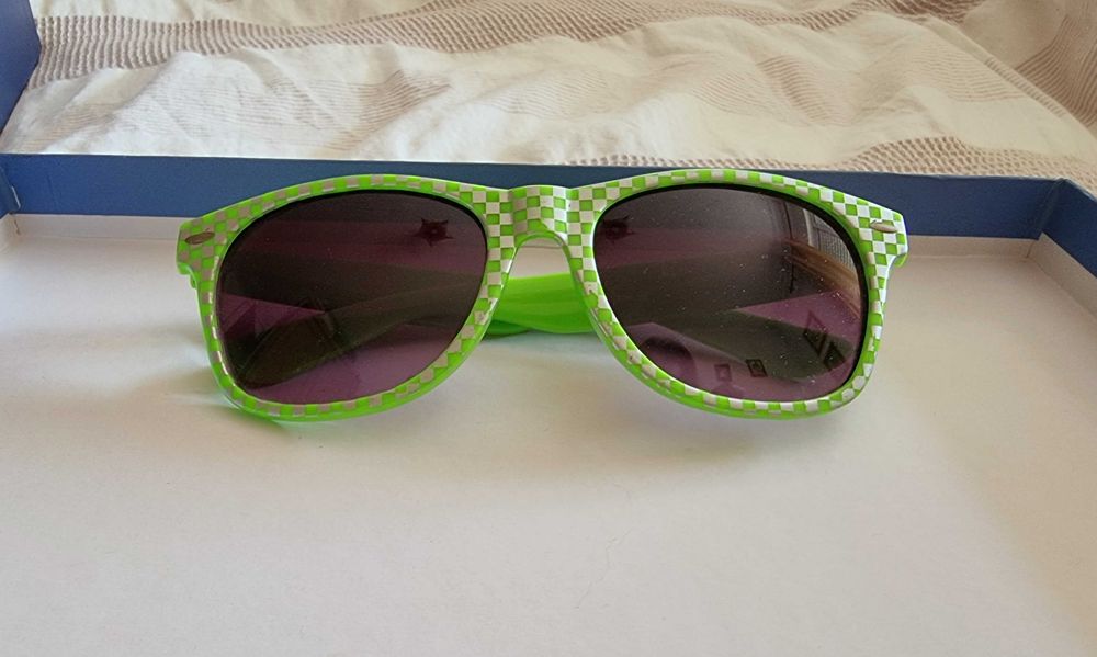 Óculos de sol verdes e cinzentos