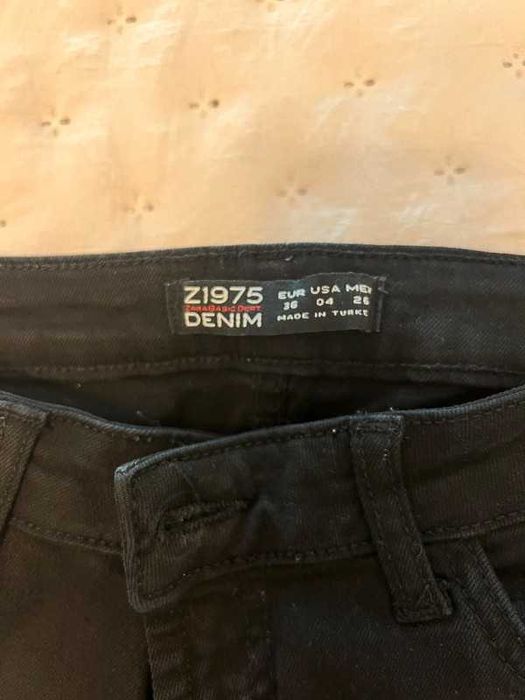 Czarne spodnie rurki Zara