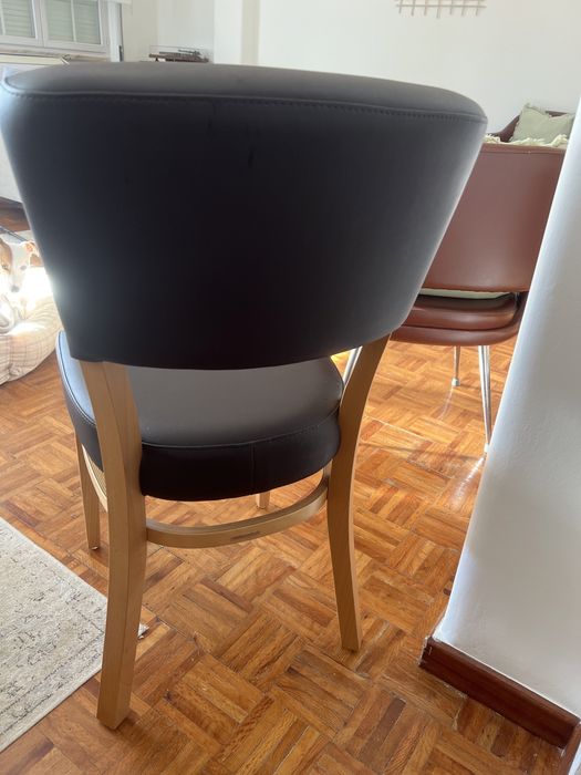 Conjunto duas Cadeiras castanhas almofadadas
