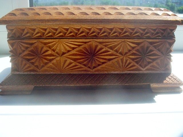Шкатулка резная из дерева ручной работы