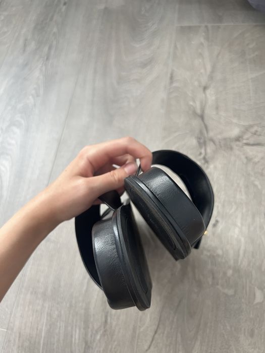 Жіночі шльопанці від Zara