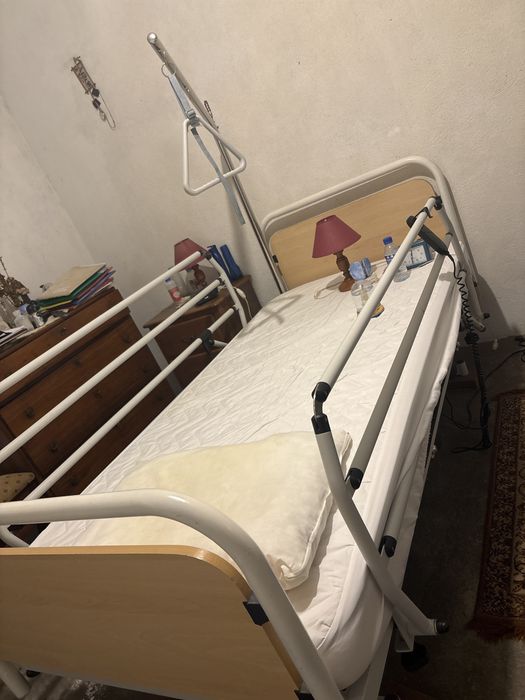Cama medica articulada a motor electrico