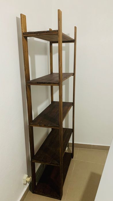Estante de madeira com prateleiras