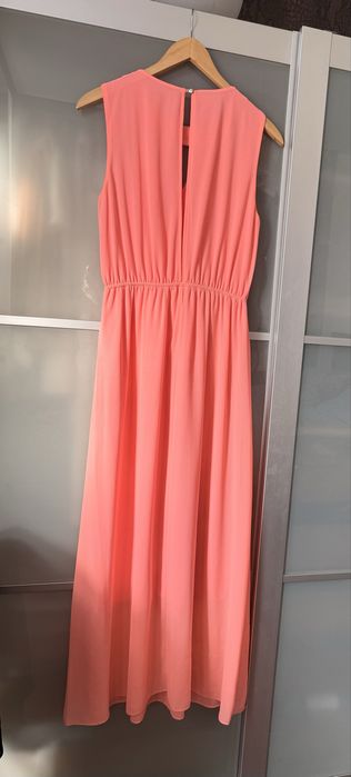 Vestido comprido adereços dourados na gola abertura nas costas