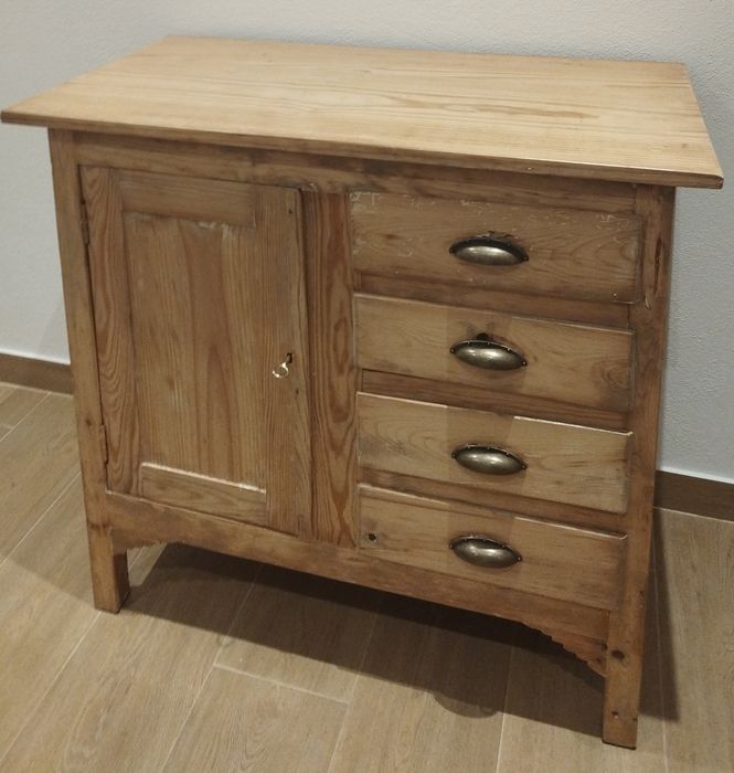 Móvel em madeira maciça restaurado | estilo contemporâneo