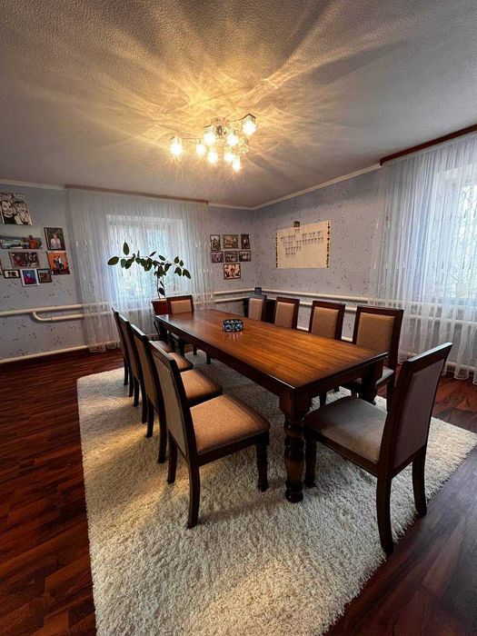 Продається просторий житловий будинок з земельною ділянкою 0,43 га