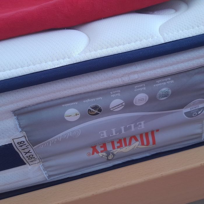 Cama solteiro com colchão e mesa de cabeceira