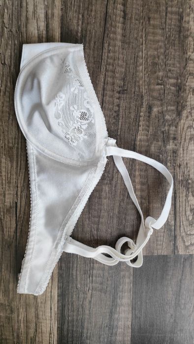 śliczny stanik TRIUMPH 75 B w super stanie