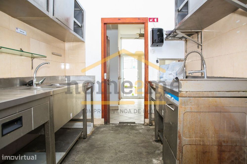 Loja com terraço e lugar de garagem