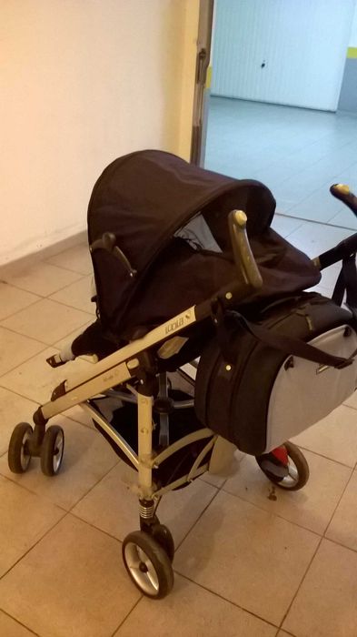 Carrinho BebeConfort robusto e confortável com todos os extras