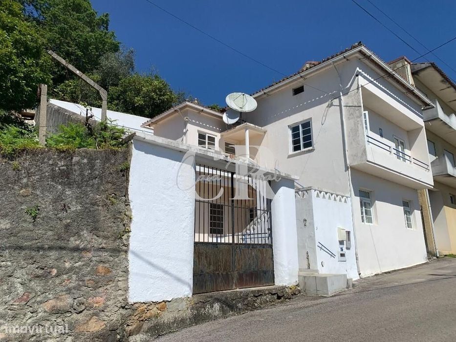 Moradia Geminada Renovada de 3 Quartos em Vila Nova de Poiares