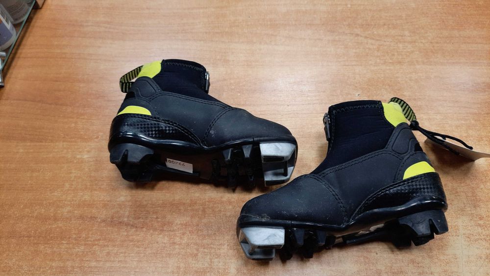 Buty do nart biegowych FISCHER ( rozmiar 28 )