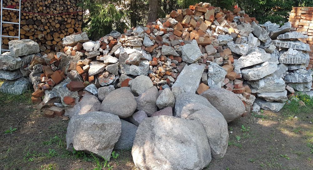 Oddam gruz: kawałki cegieł i pokruszony beton