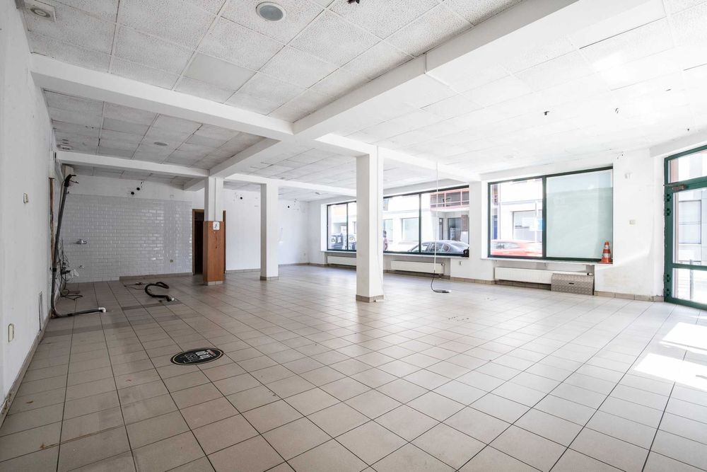 Do wynajęcia przestronny, narożny, witrynowy lokal handlowo-usługowy.