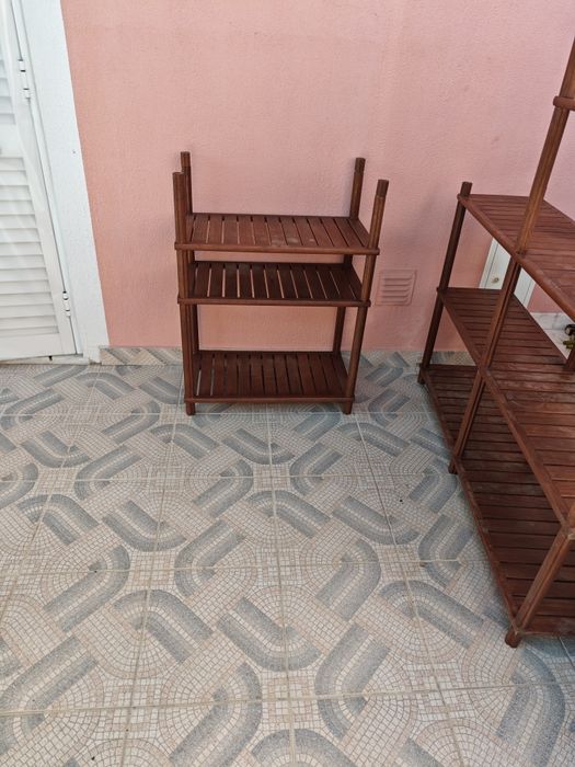 Três estantes de ripas