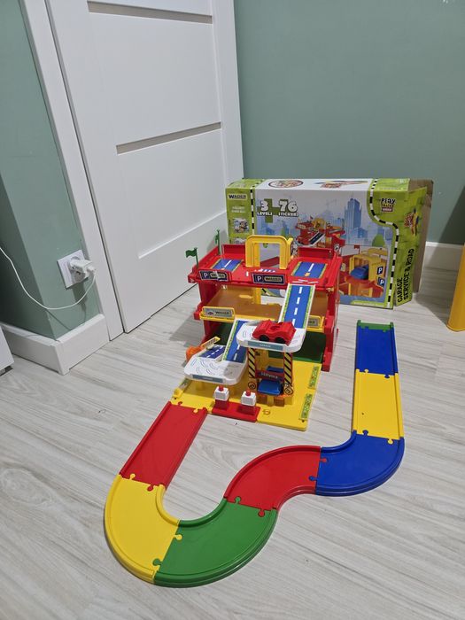 WADER Garaż Serwis z drogą 3 poziomy 50470 Zabawka dla dzieci + 2 autk